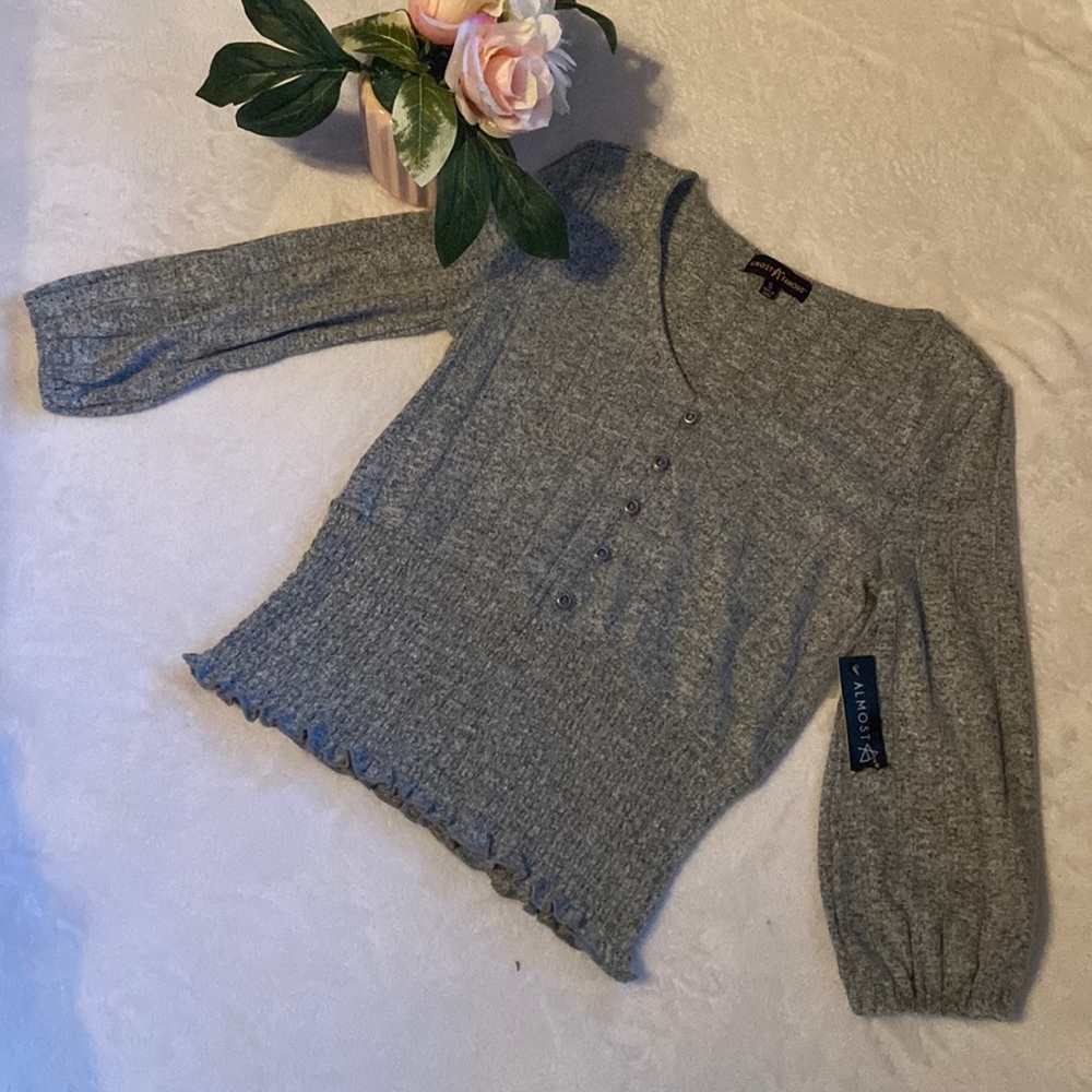Cute Almost Famous NWT Gray Top Size Small